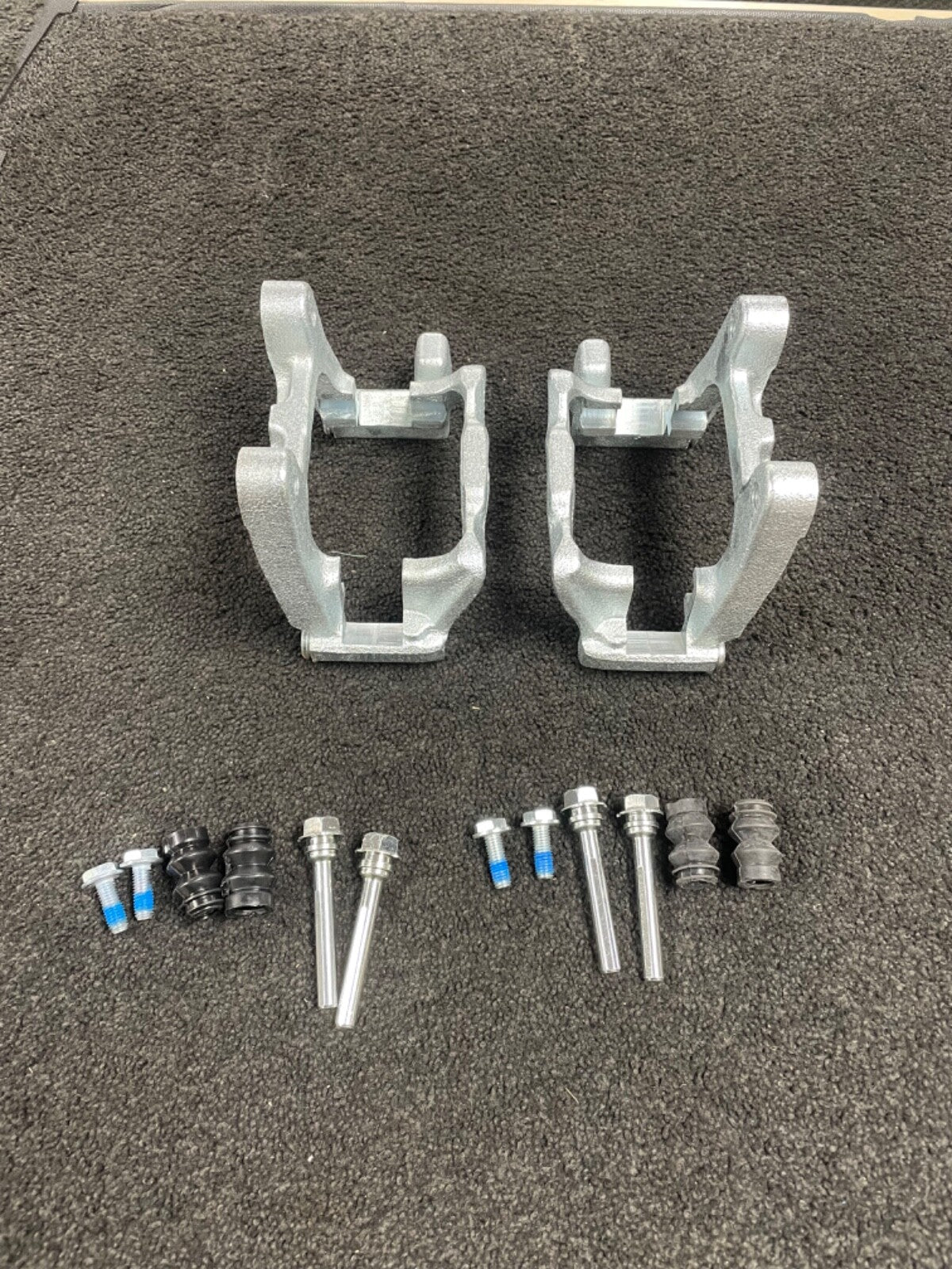AUDI TT MK2 8J REAR VENTED BRAKE DISC CALIPER BRACKETS FOR 310 X22MM