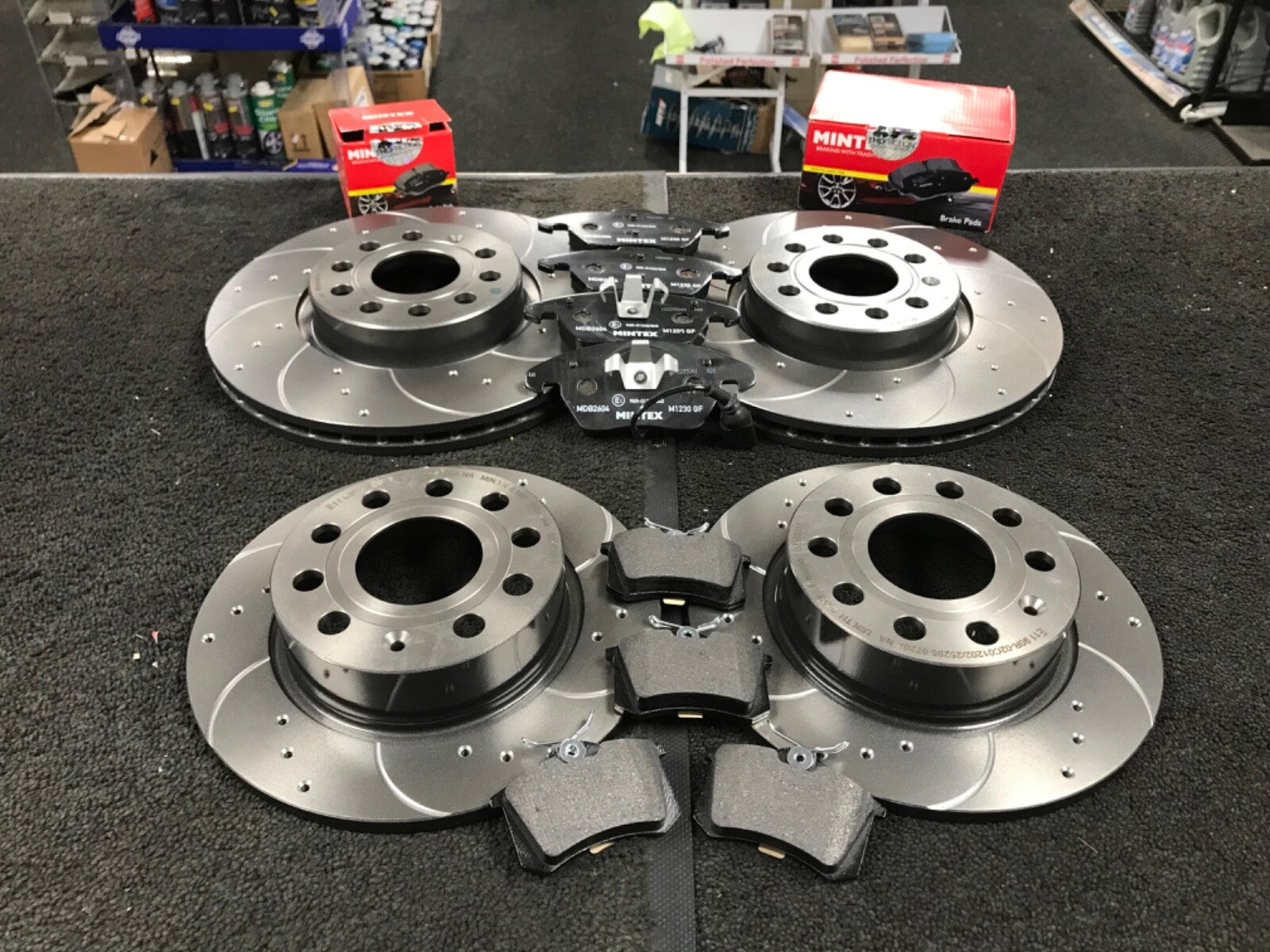 VW SCIROCCO 2.0TSI BRAKE DISCS CROSS DRILLED GROOVED FRONT REAR MINTEX PADS