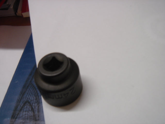 BMW 540 750 E60 E61 2004> OIL FILTER REMOVAL TOOL