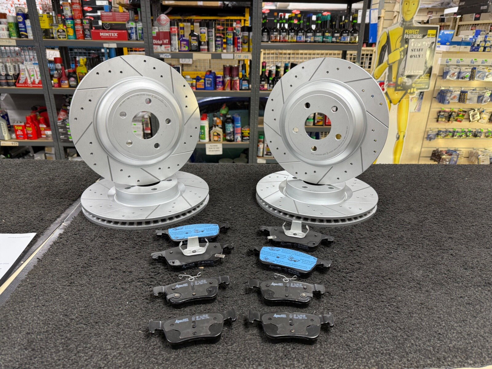 FOCUS ST ECOBLUE (MK4 (C519) BRAKE DISCS CROSS DRILLED GROOVED & FULL BRAKE PAD