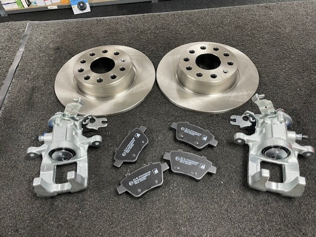 VW CADDY MAXi LIFE 4MOTION 2 REAR BAKE DISC REAR BRAKE CALIPER PADS 272MM
