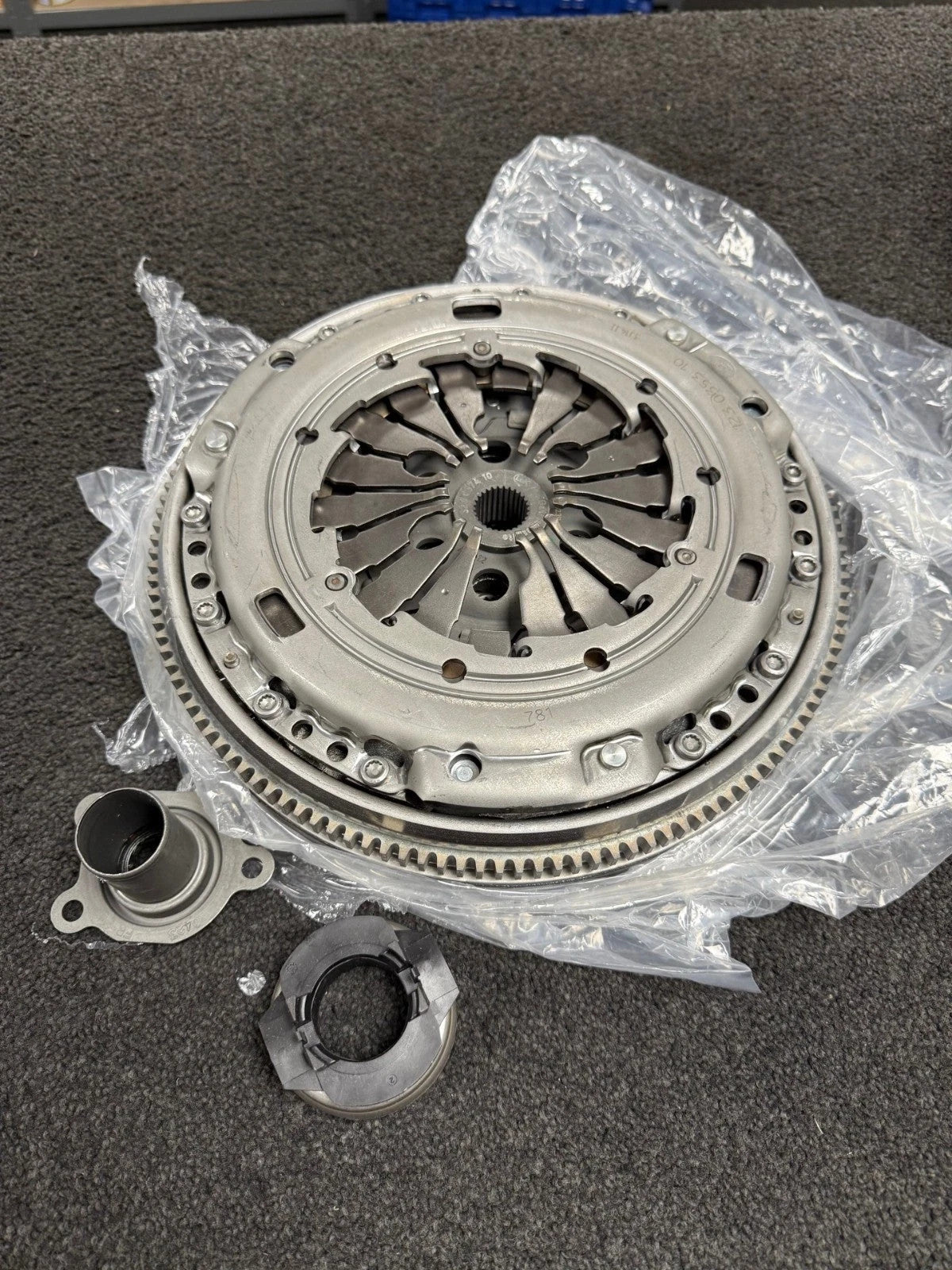 DUAL MASS FLYWHEEL CLUTCH KIT  AUDI TT A3 SEAT VW AUDI SKODA 600000600