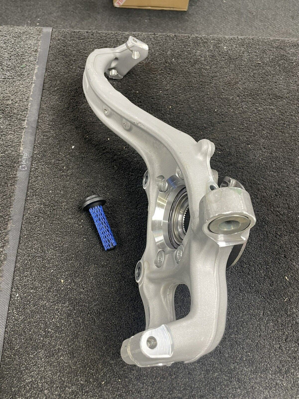 AUDI A4 B8 8K TDI QUATTRO RH OS SUSPENSION KNUCKLE HUB WHEEL BEARING CARRIER M14