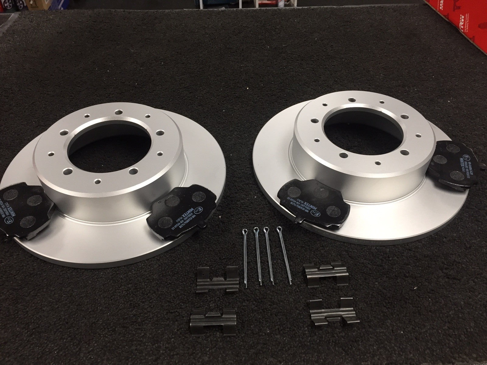 LAND ROVER DEFENDER 90 200TDi 300TDi TD5 TDCi REAR BRAKE DISC PADS FITTING KIT