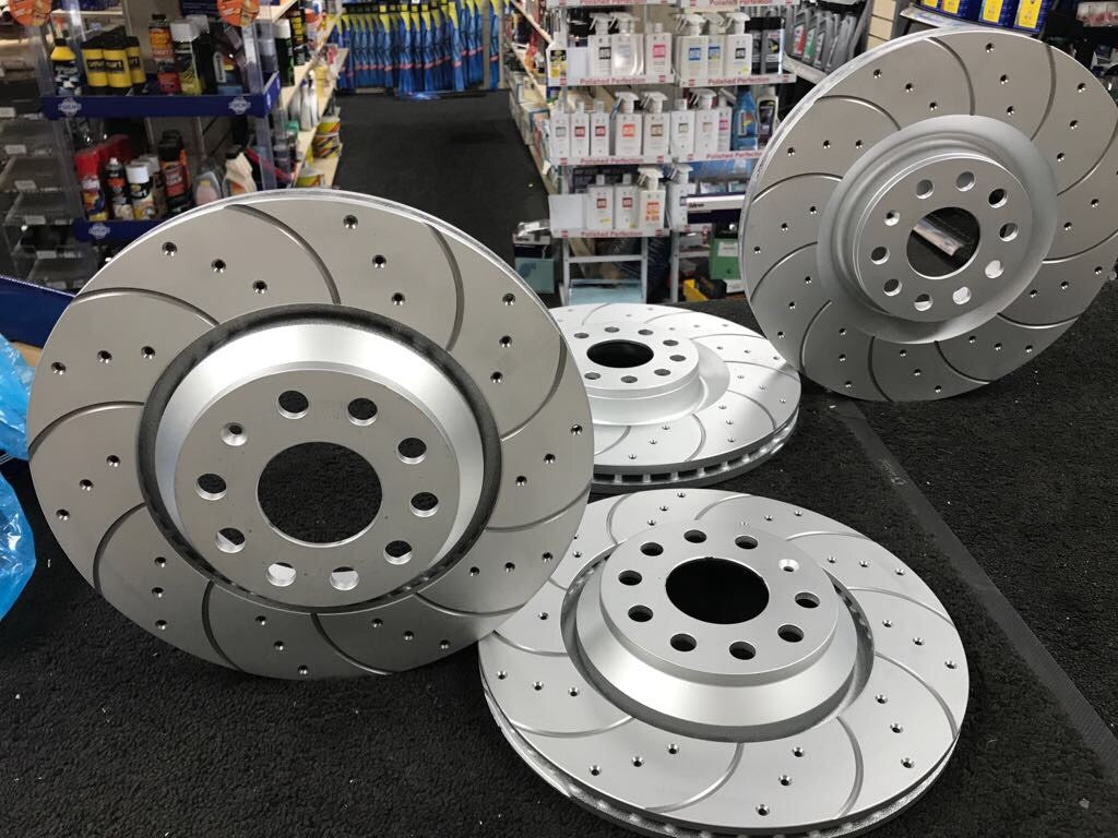 VW GOLF R MK6 R32 MK5 BRAKE DISC CROSS DRILLED GROOVED FRONT REAR