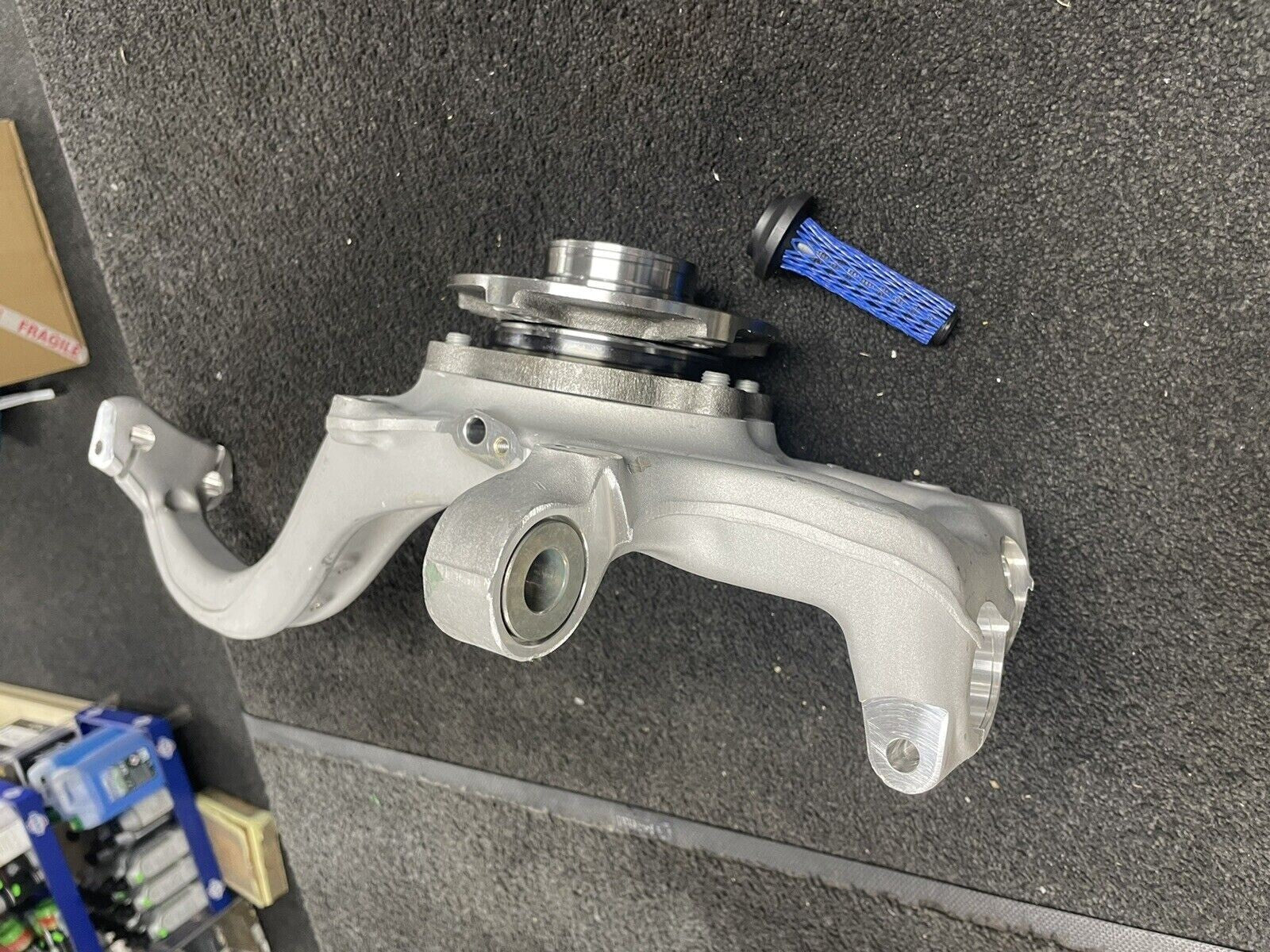 AUDI A4 B8 8K TDI QUATTRO RH  SUSPENSION KNUCKLE HUB ARM WHEEL BEARING CARRIER