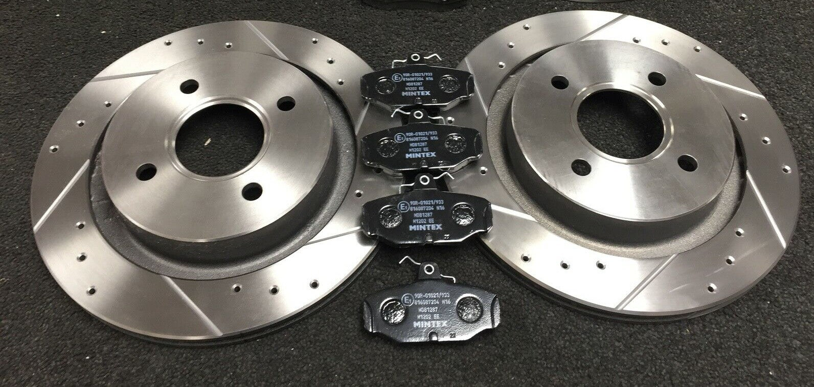 FOR FORD ESCORT RS COSWORTH CROSS DRILLED GROOVED BRAKE DISC BRAKE PADS REAR 