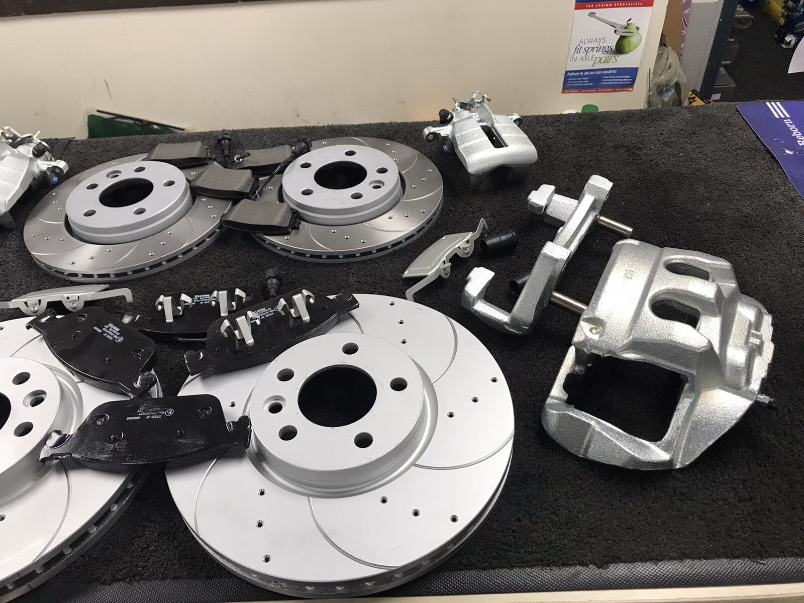 VW TRANSPORTER BRAKE DISC PAD DRILLED GROOVED FRONT BIG BRAKE CALIPER KIT BLACK