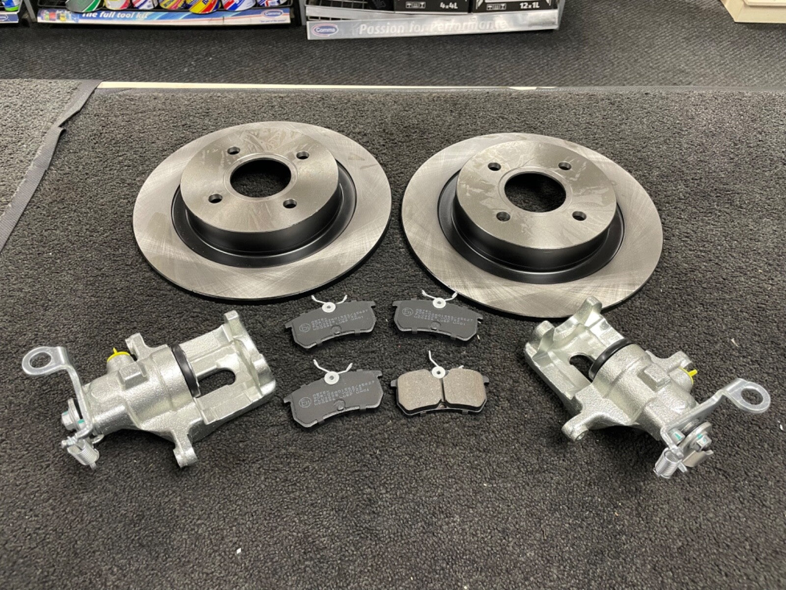 FORD FOCUS RS MK1 REAR BRAKE DISCS PADS 2 REAR BRAKE CALIPER