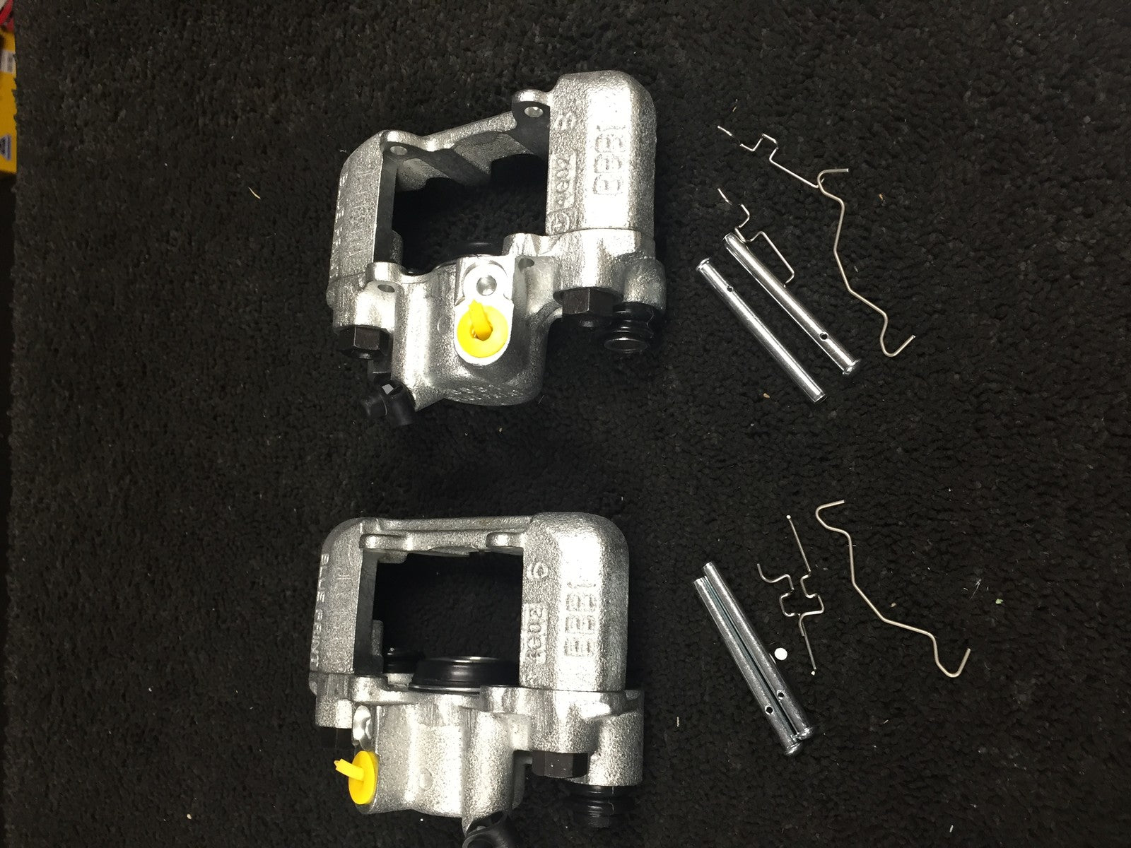FOR TOYOTA CELICA 1.8VVTI 1999-2007 2 REAR BRAKE CALIPER LH RH PAIR + PIN KIT