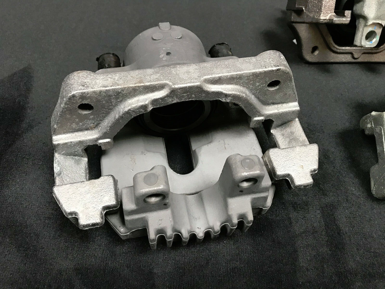 BMW 5SER 520i 520D 523i 525i E60 E61 GENUINE COMPLETE FRONT BRAKE CALIPER NS LH