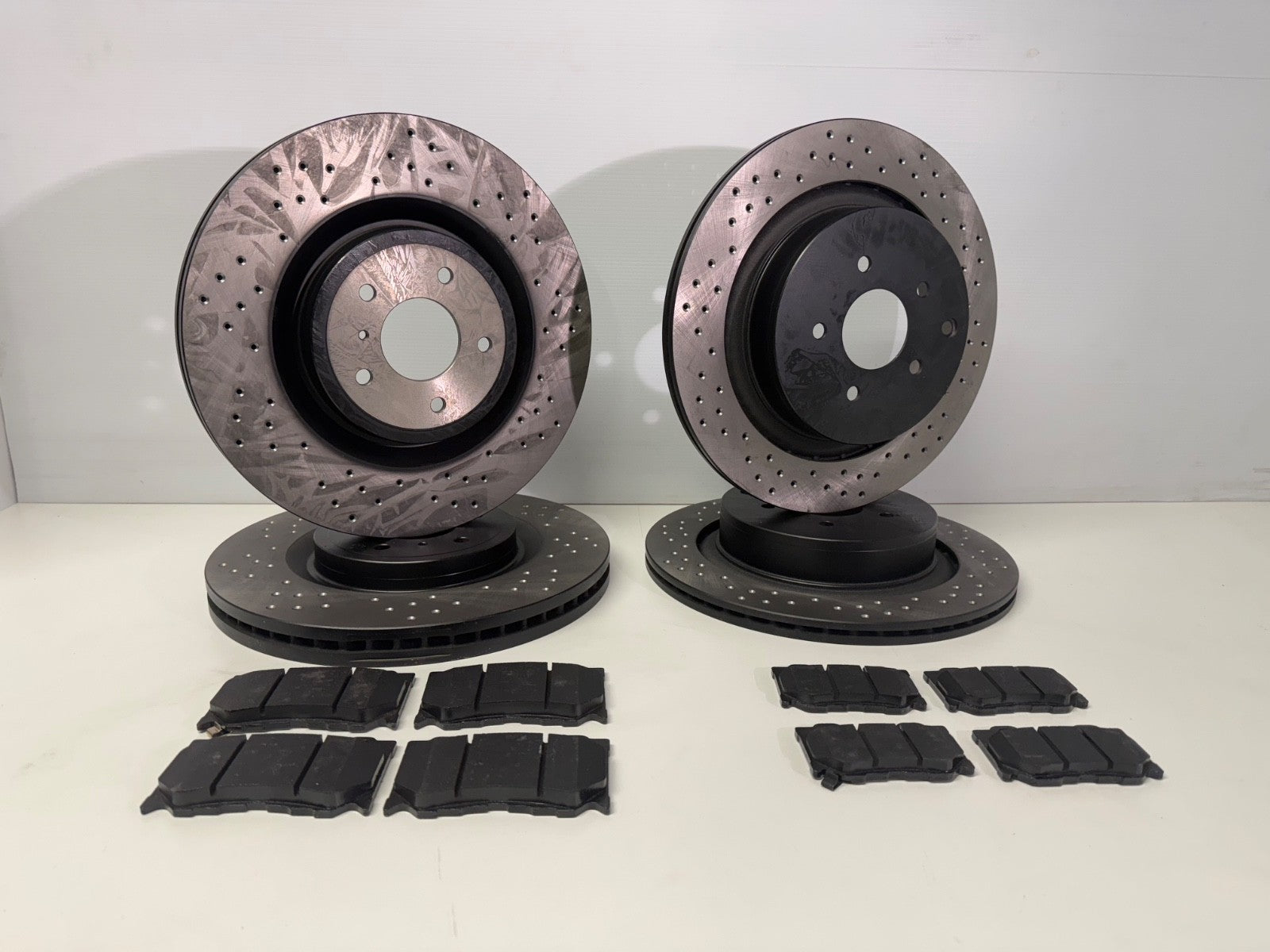 FOR INFINITI Q50 S HYBRID (MK1 (V37)) FRONT REAR DRILLED BRAKE DISC PAD SET