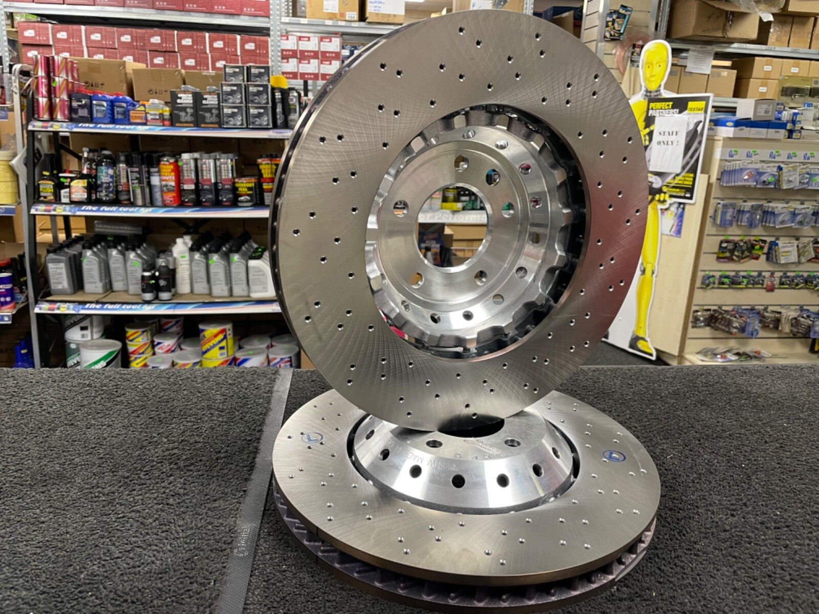 BRAKE DISCS CROSS DRILLED BRAKE PADS FRONT REAR FOR Cayenne V6 GTS 92A
