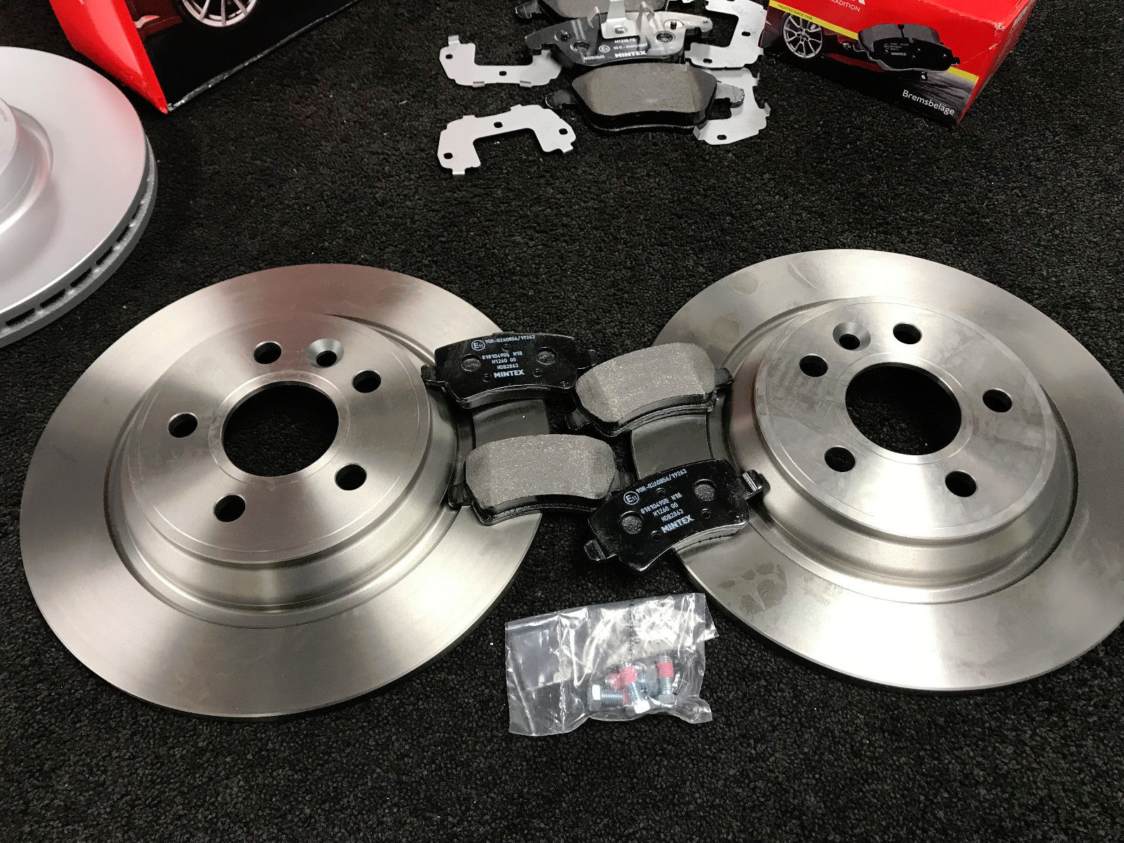 VOLVO V60 2.0D4 R-DESIGN BRAKE DISCS BRAKE PADS FRONT REAR MINTEX 