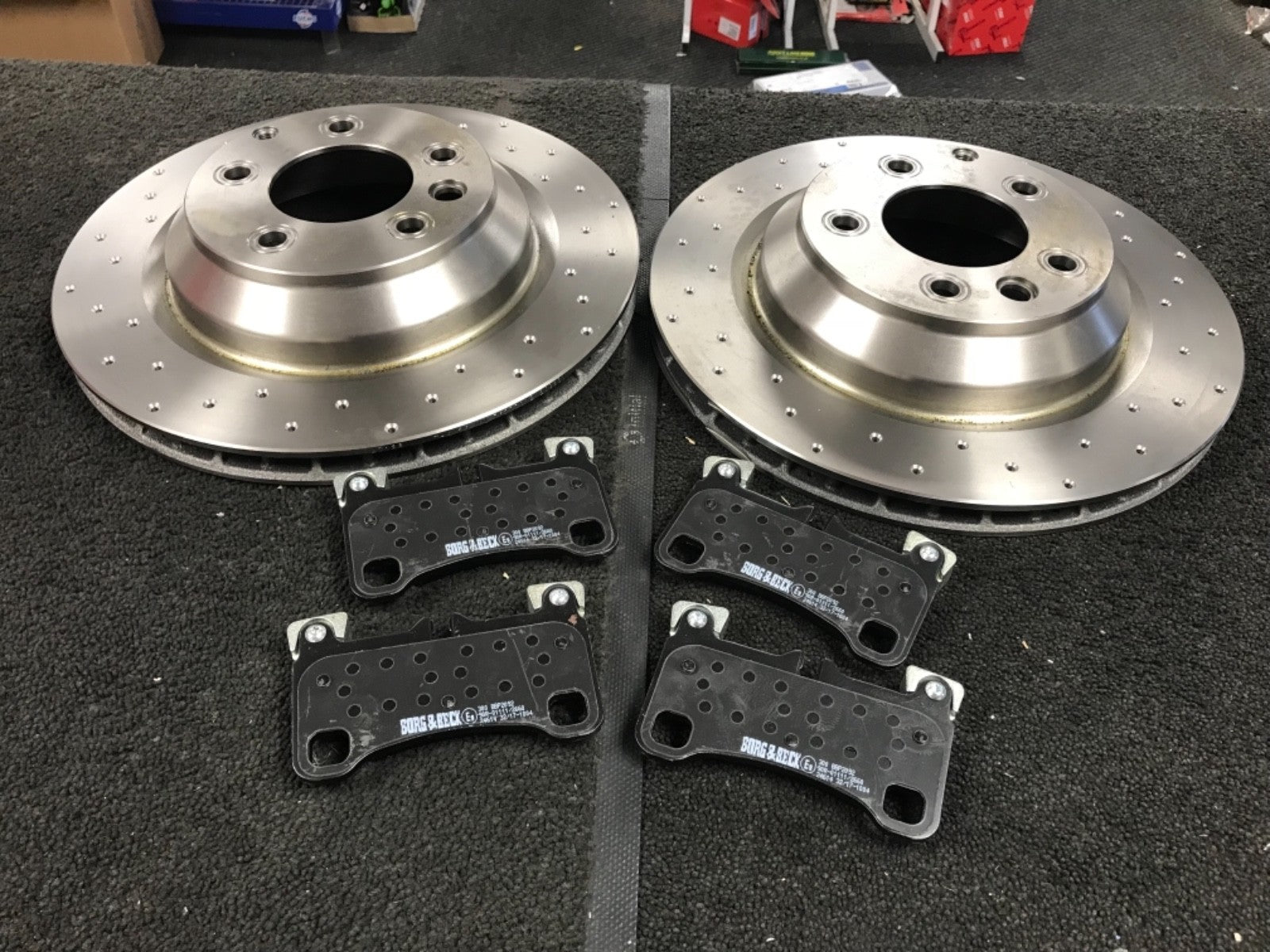 PORSCHE CAYENNE 4.8 TURBO S VW TOUAREG BRAKE DISCS CROSS DRILLED REAR 358 & PADS