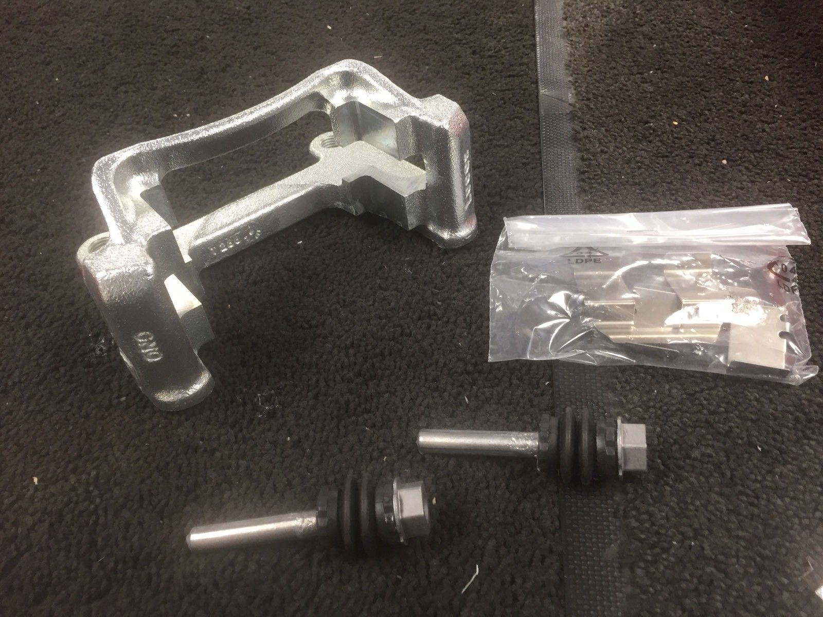 1 REAR BRAKE CALIPER CARRIER SLIDER RH SIDE OSFOR  VW GOLF MK4 BORA TOLEDO LEON 