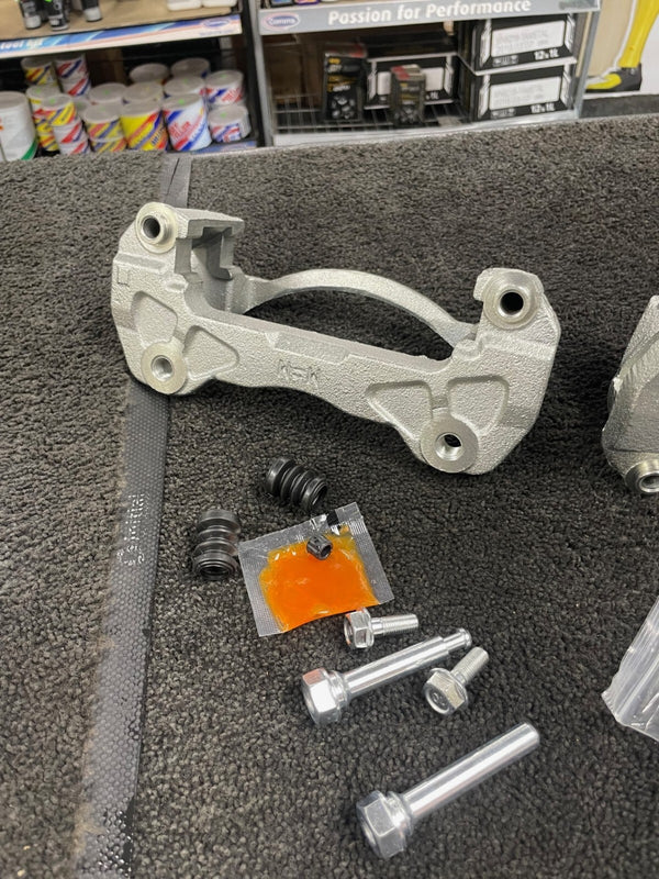 FOR L200 ANIMAL LWB DCB MK4  FRONT BRAKE CALIPER CARRIER BRACKET + SLIDER PINS