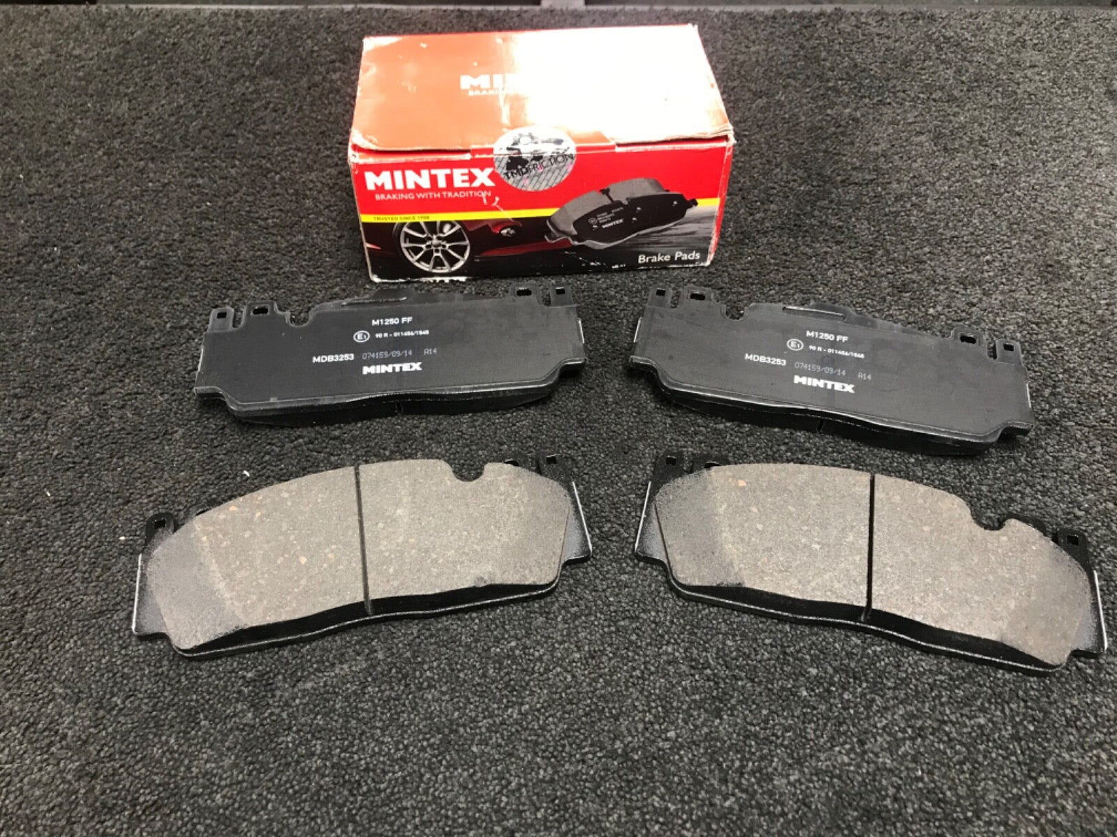 FRONT BRAKE PADS FOR BMW M5 M2 M6 F10 M2 M5 M6 4.4 BRAKE PAD SET