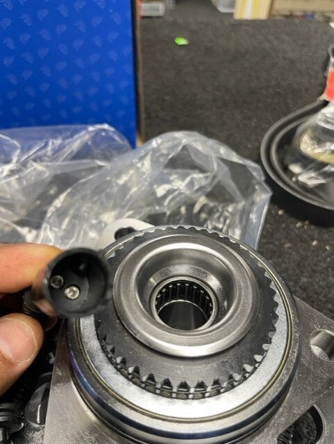 FOR SANGYONG ACTYON RODIUS STAVIC FRONT WHEEL BEARING HUB +ACTUATOR 4151009000
