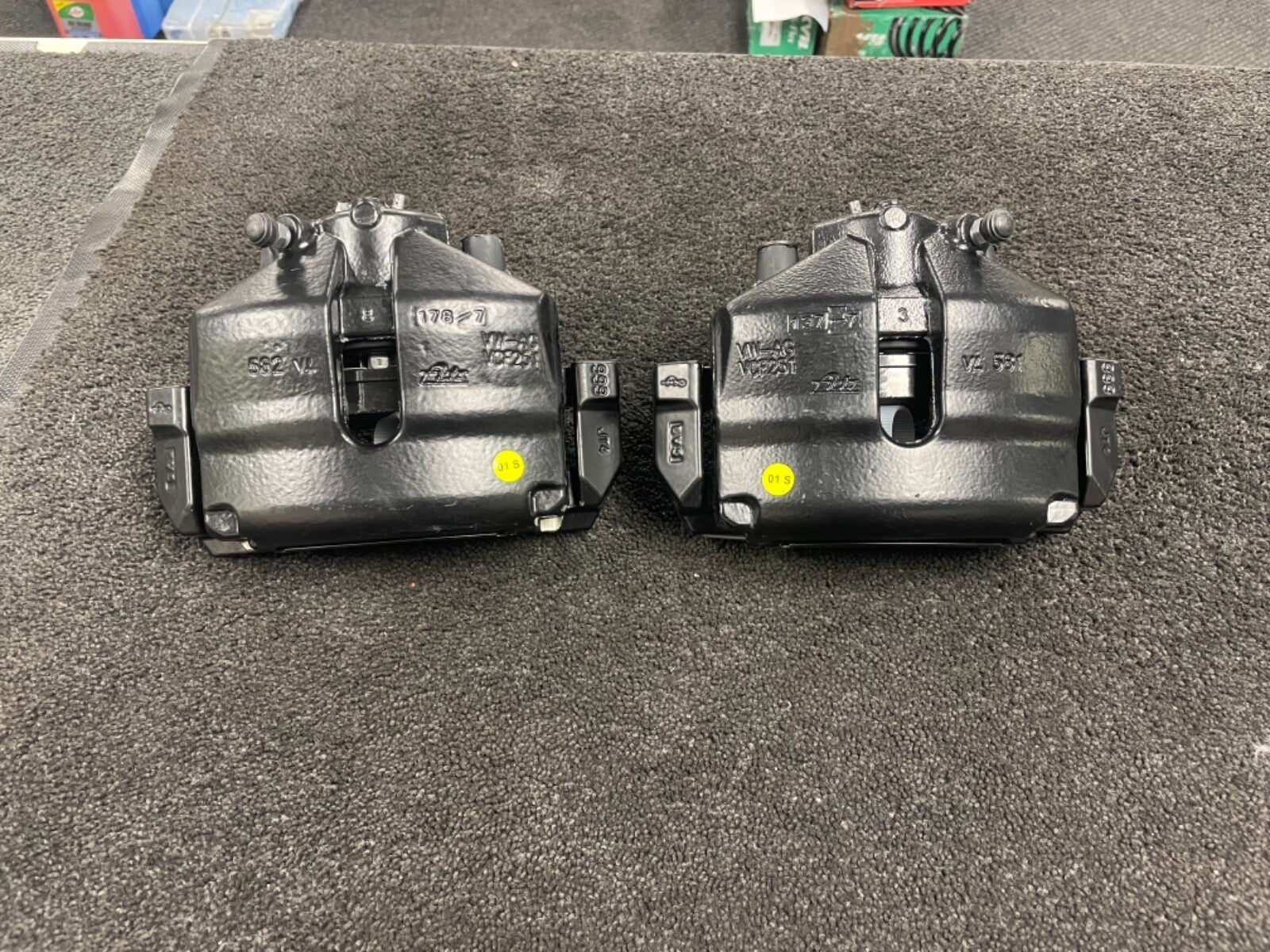 2 FRONT BRAKE CALIPERS COMPLETE +CARRIER BRACKET PADS AUDI A1 S1 310M DISC