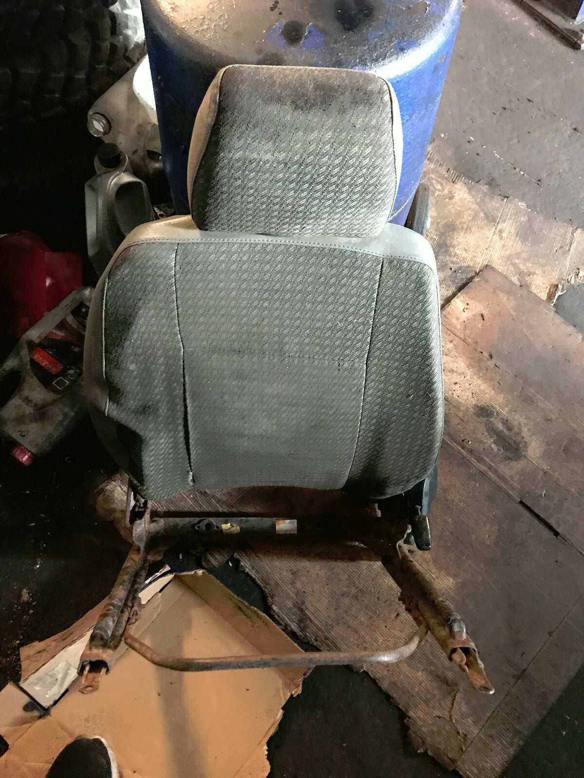CLASSIC LANDROVER DEFENDER 90 110 FRONT SEAT WITH RUNNERS - 