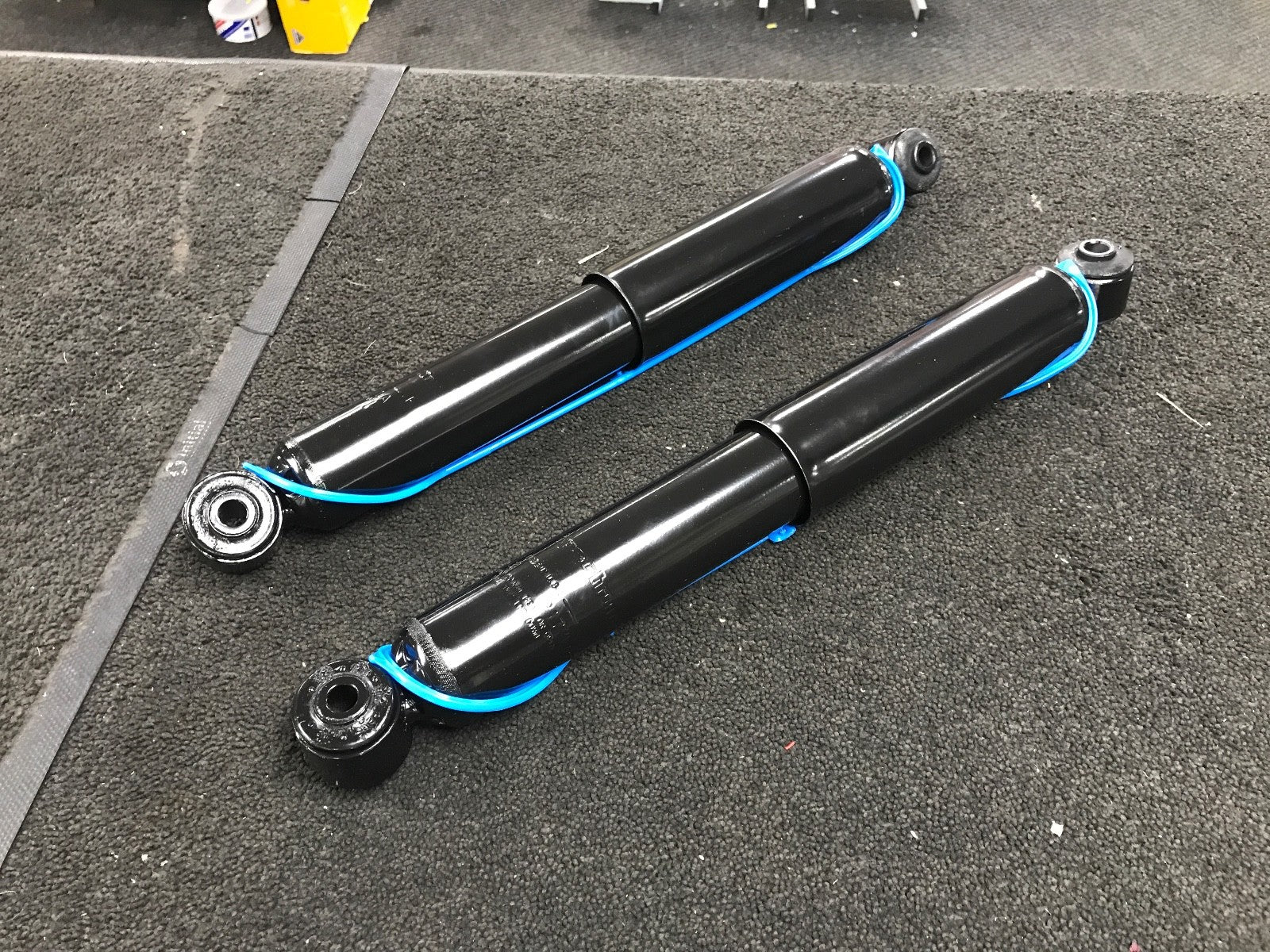 FIT FOR JEEP CHEROKEE LIBERTY KJ 2.5 2.8 3.7  REAR SHOCK ABSORBERS