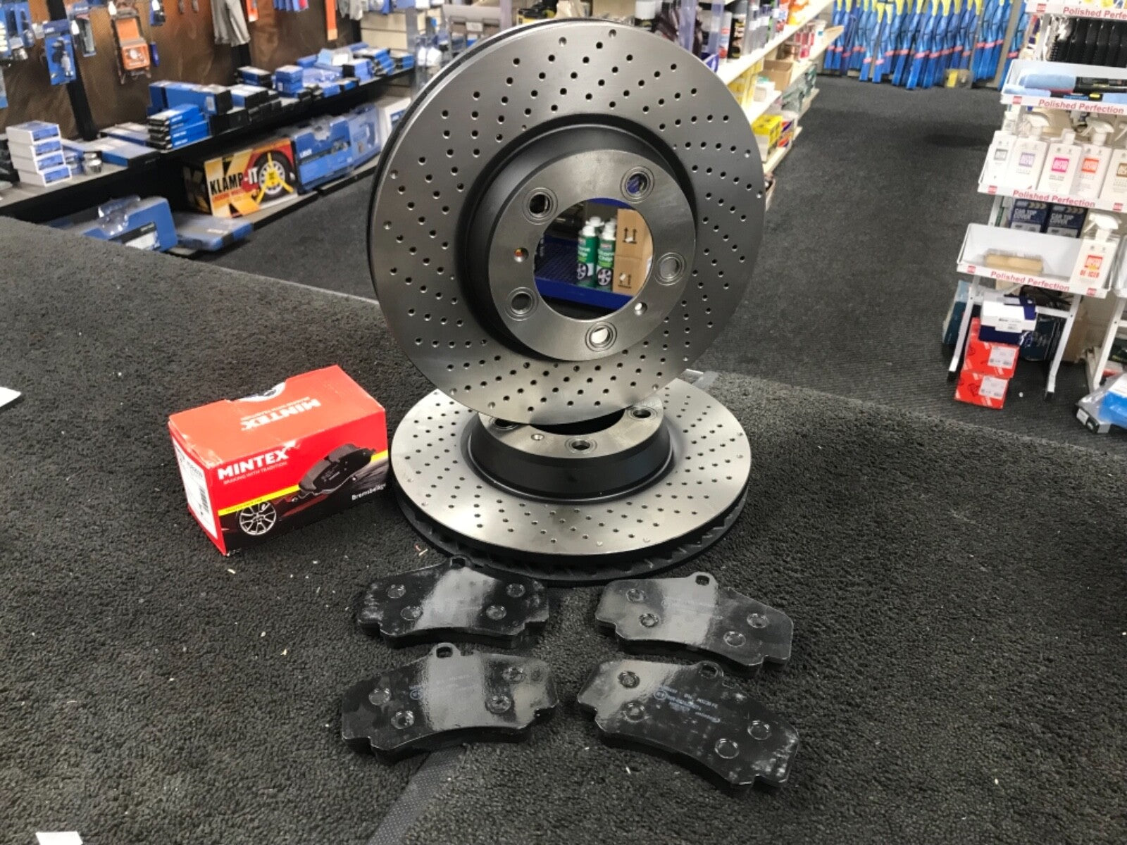PORSCHE C4S  BRAKE DISCS PERFORMANCE CROSS DRILLED BRAKE PADS 330MM FRONT REAR 