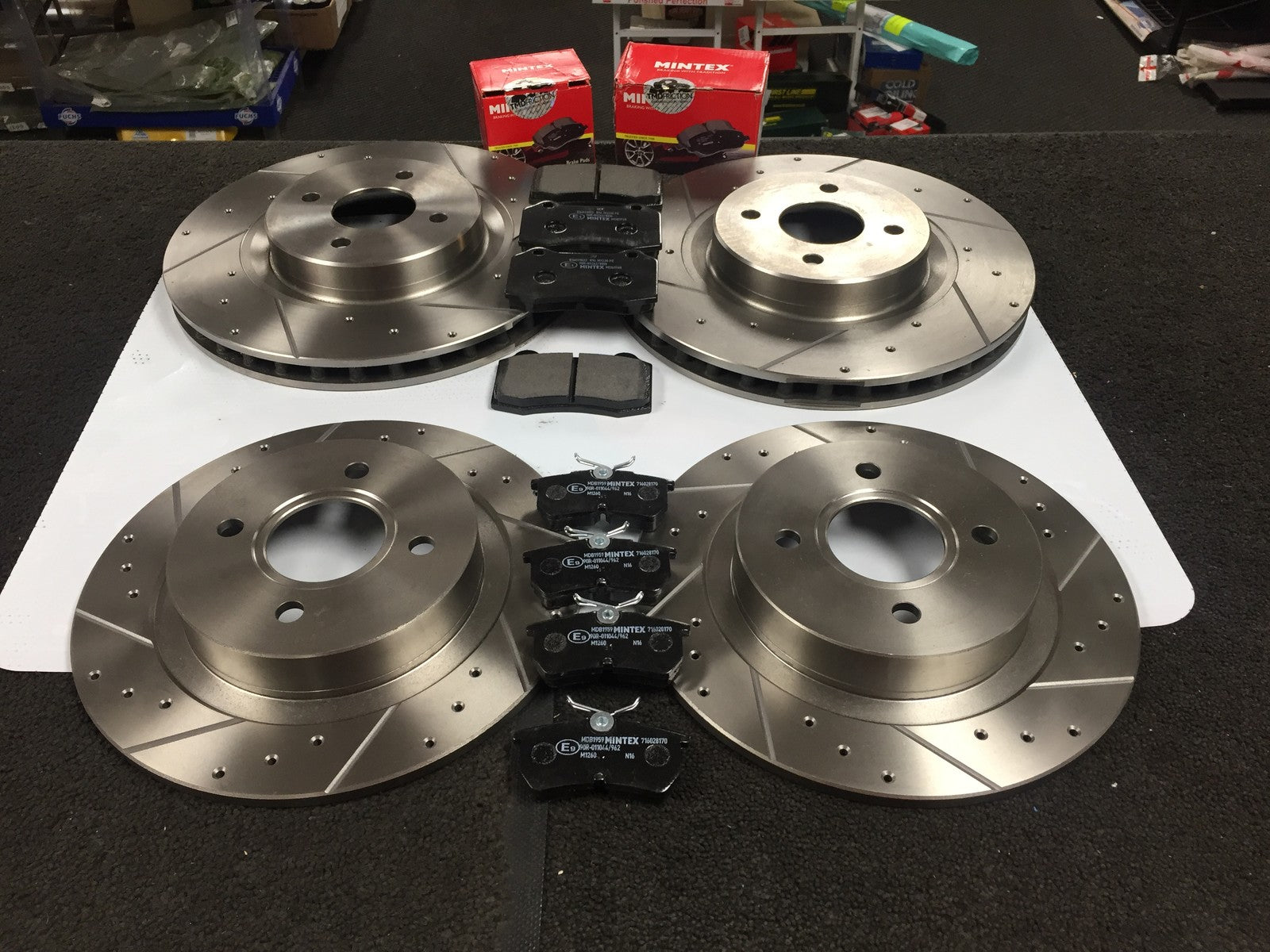FORD FOCUS MK1 RS BRAKE DISCS CROSS DRILLED GROOVED & MINTEX BRAKE PADS