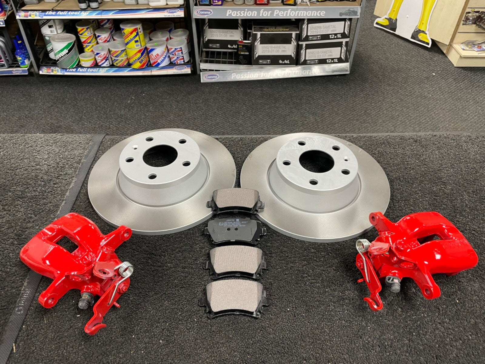 AUDI TT VW TOURAN  2 RED BRAKE CALIPERS PAIR LH+RH  WITH REAR DISCS AND PADS