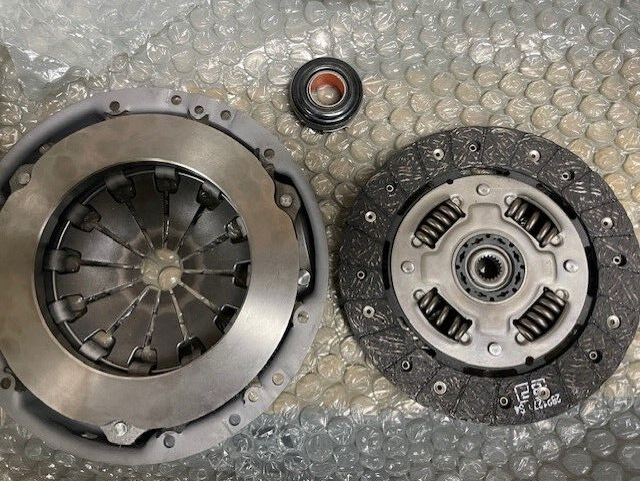 NEW 3PCE CLUTCH KIT FIAT PUNTO PANDA ALFA MITO 0.9 TWINAIR  620330000