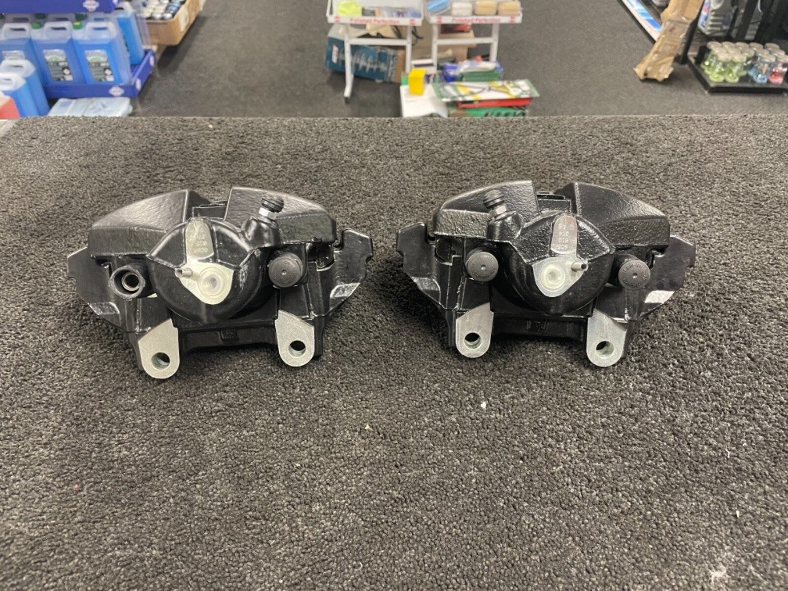 2 FRONT BRAKE CALIPERS COMPLETE +CARRIER BRACKET PADS AUDI A1 S1 310M DISC