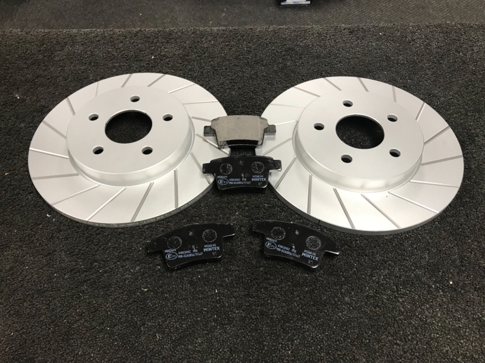 FORD MONDEO MK3 2001- 2006 PERFORMANCE GROOVED BRAKE DISC MINTEX BRAKE PADS REAR