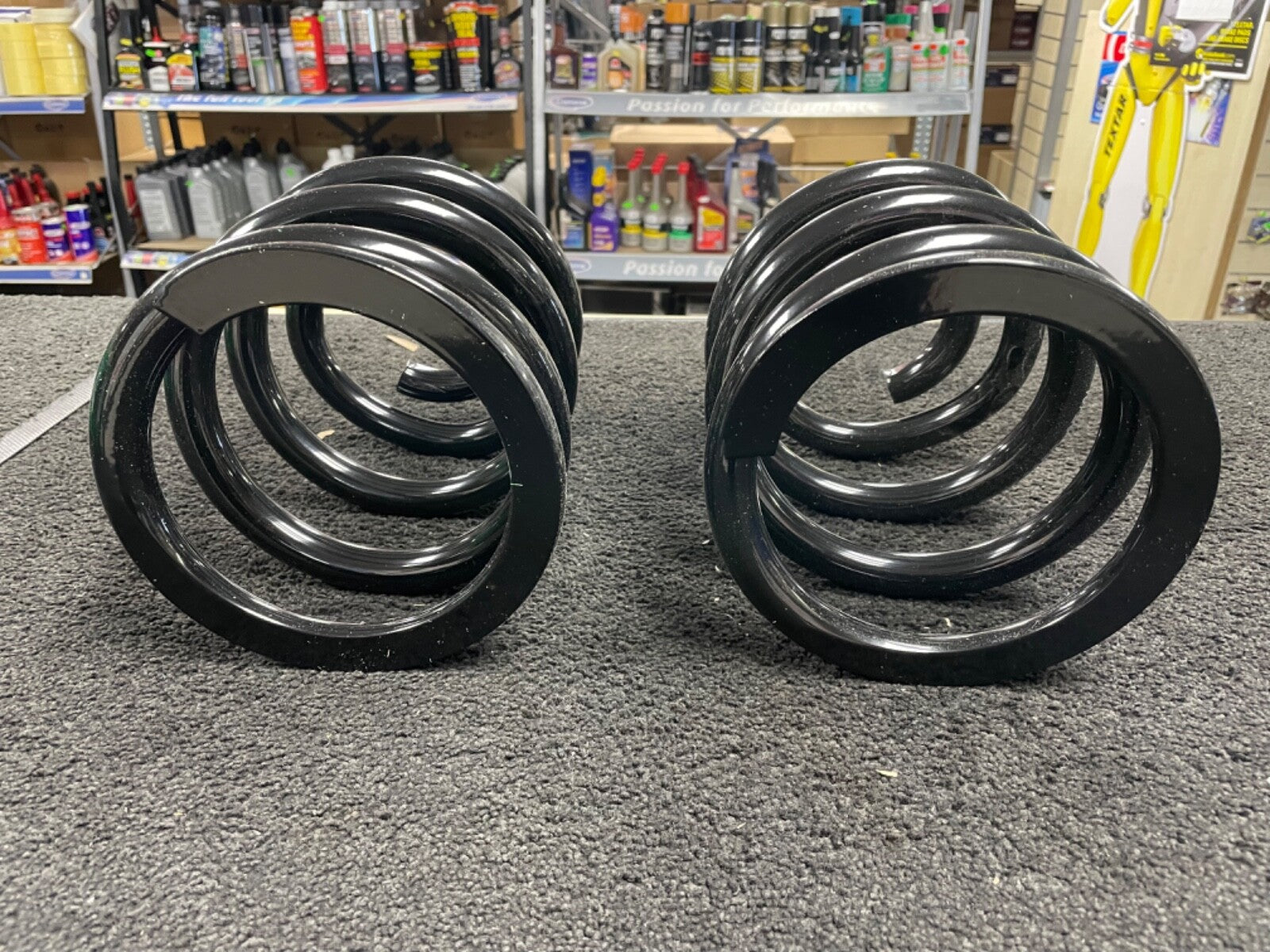 FOR TOYOTA GRANVIA REGIUS CUSTOM  REAR COIL SPRINGS PAIR 230mm