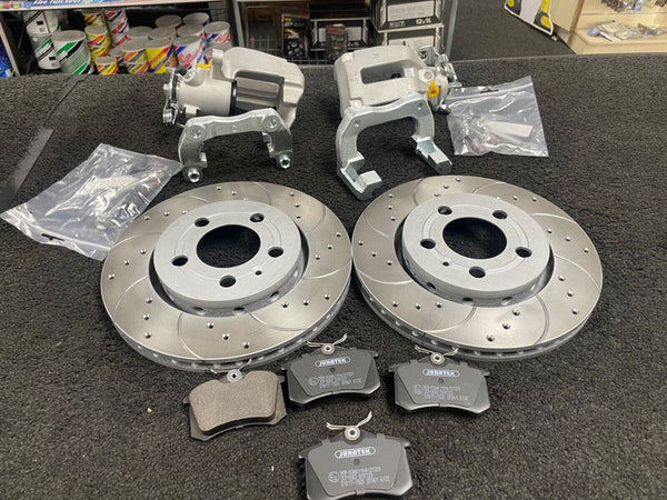 AUDI S3 TT 8N QUATTRO REAR BRAKE CALIPERS BRACKETS VENTED BRAKE DISC PADS 256MM