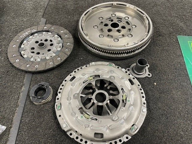 DUAL MASS FLYWHEEL CLUTCH KIT VW CADDY  MK3 1.9TD 2008-11  02A141165A 02A141165B
