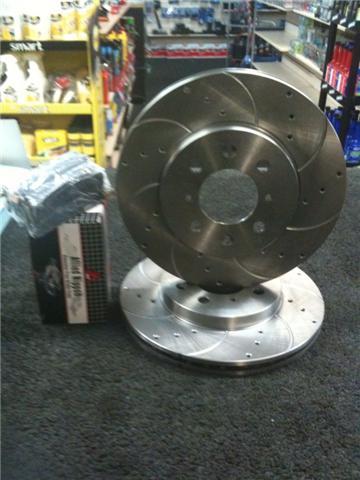 FOR HONDA JAZZ DRILLED GROOVED BRAKE DISCS & PADS FRONT 