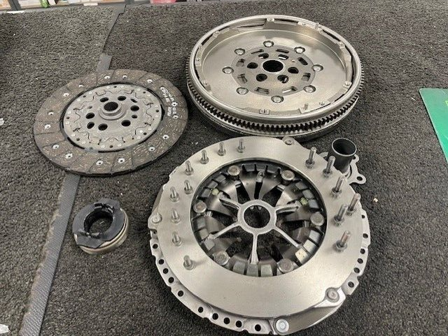 DUAL MASS FLYWHEEL CLUTCH KIT VW CADDY  MK3 1.9TD 2008-11  02A141165A 02A141165B