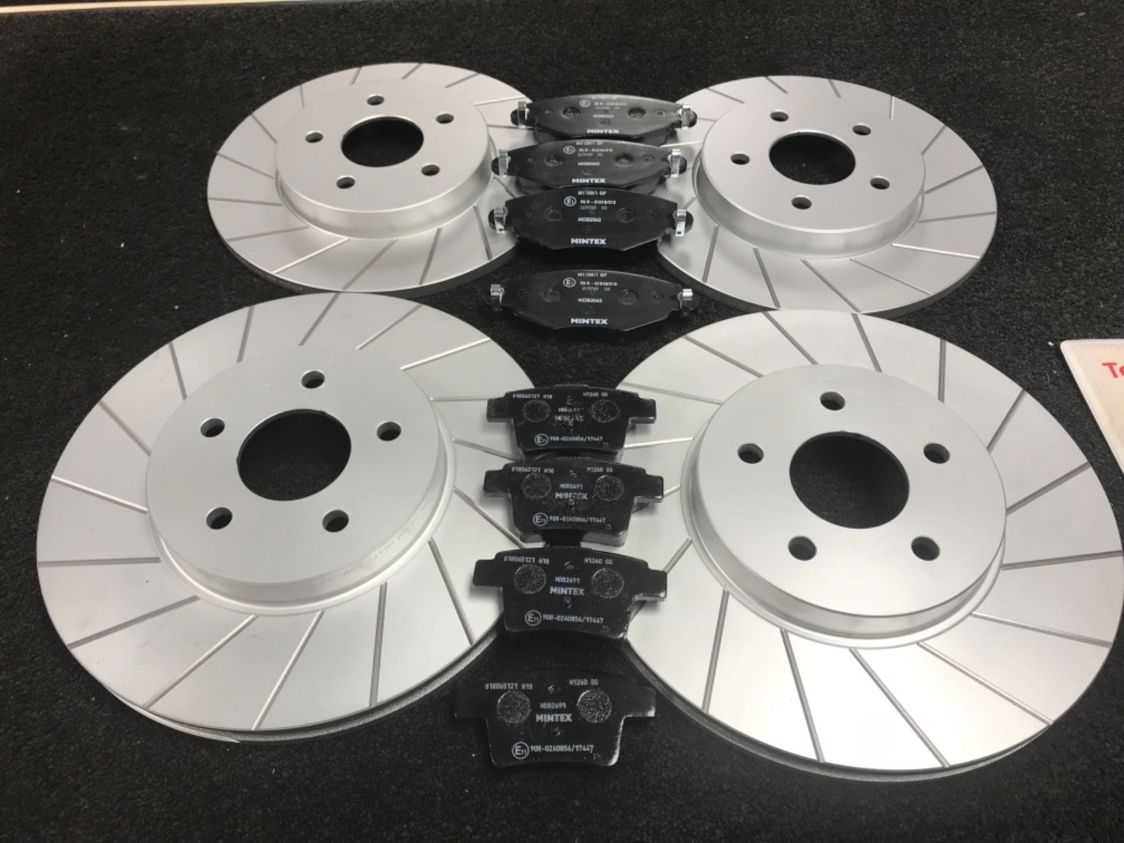 FORD MONDEO MK3 2001-07 PERFORMANCE GROOVED BRAKE DISCS MINTEX BRAKE PADS