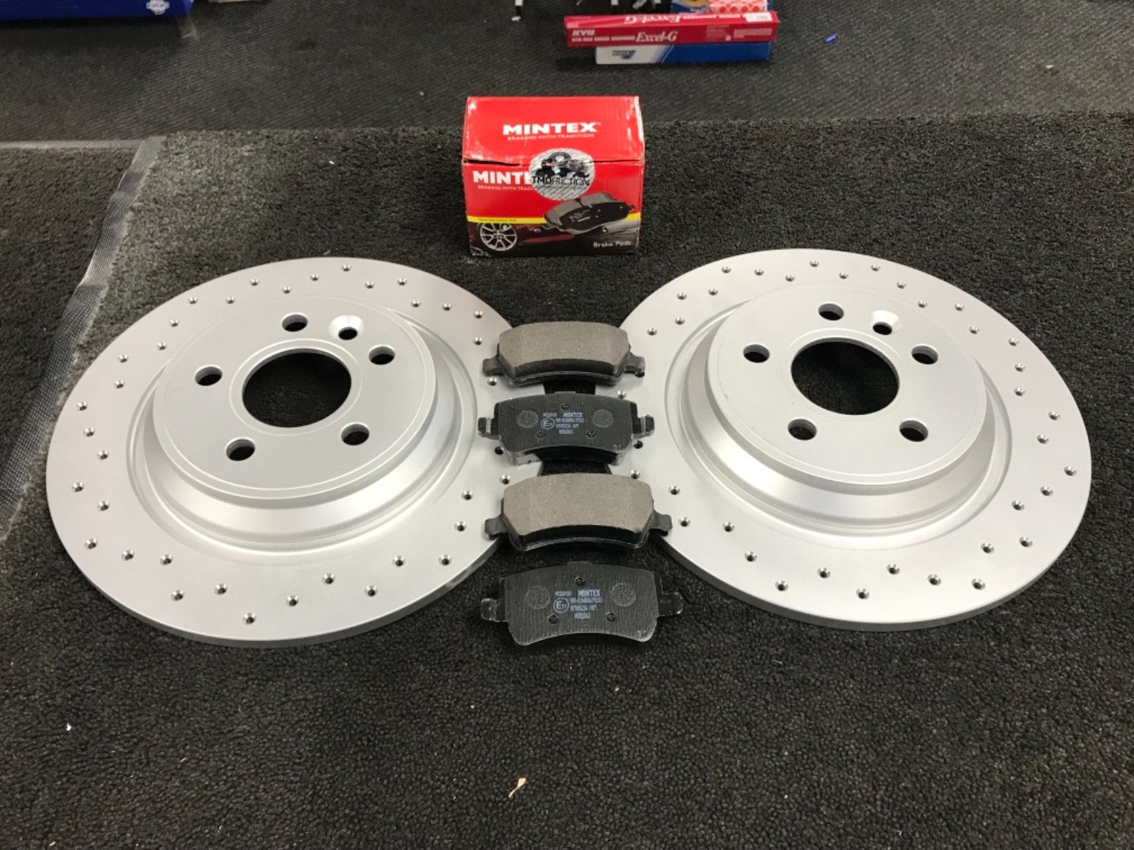 VOLVO V60 D5 R-DESIGN CROSS DRILLED BRAKE DISC BRAKE PADS REAR 