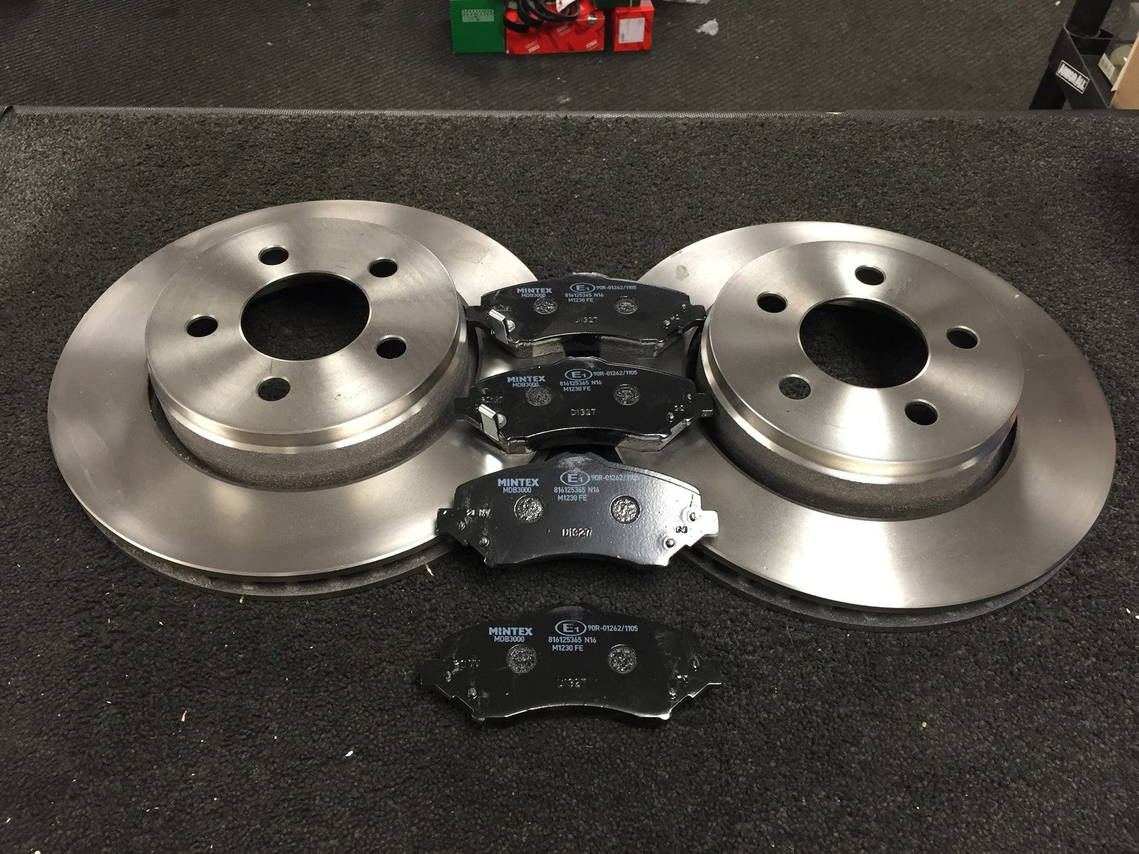 DODGE NITRO 2.8 3.7 4.0 FRONT BRAKE DISCS AND BRAKE PADS