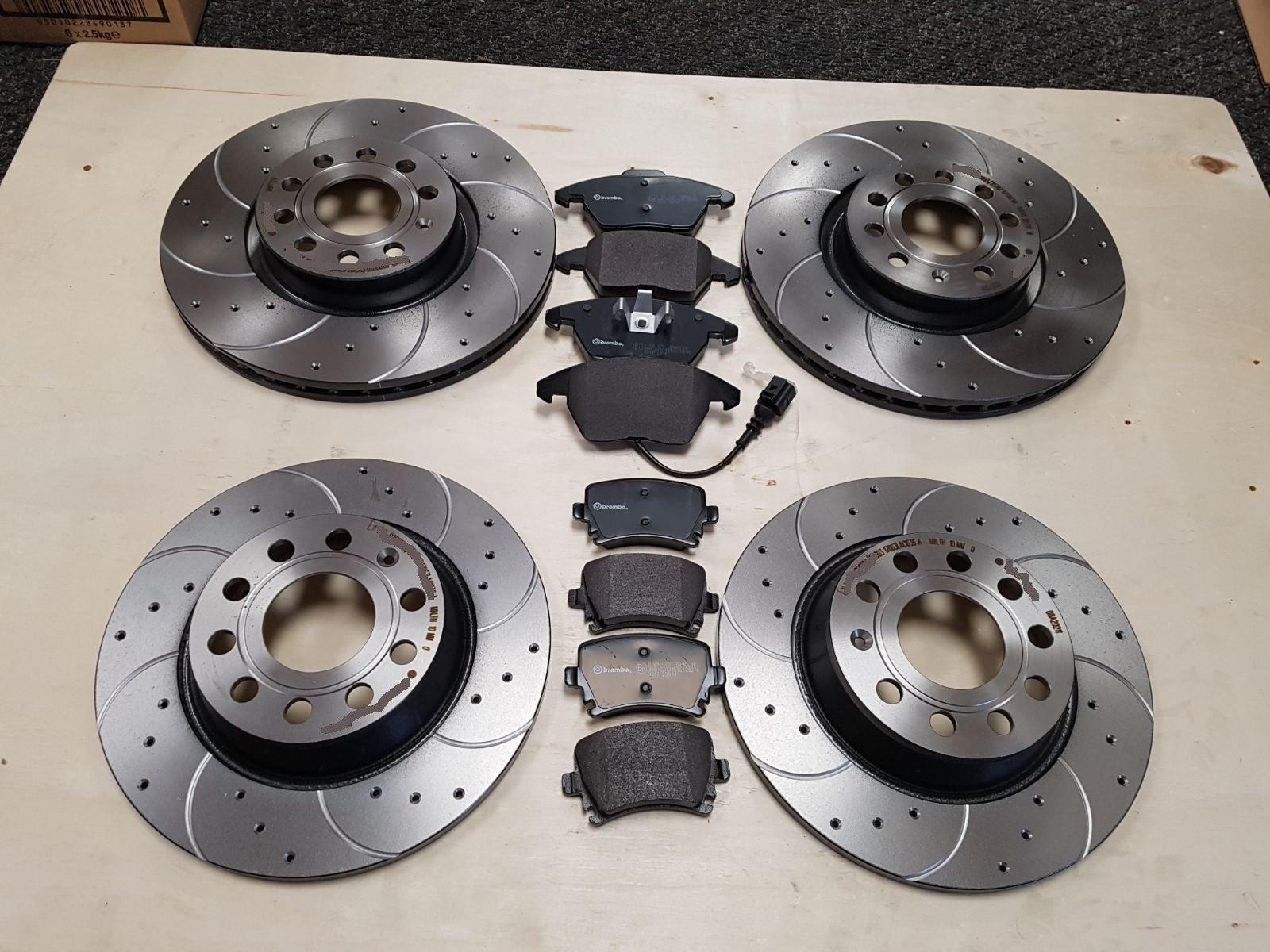 YETI ARTEON BEETLE CADDY BREMBO BRAKE DISC CROSS DRILLED GROOVED BRAKE PADS
