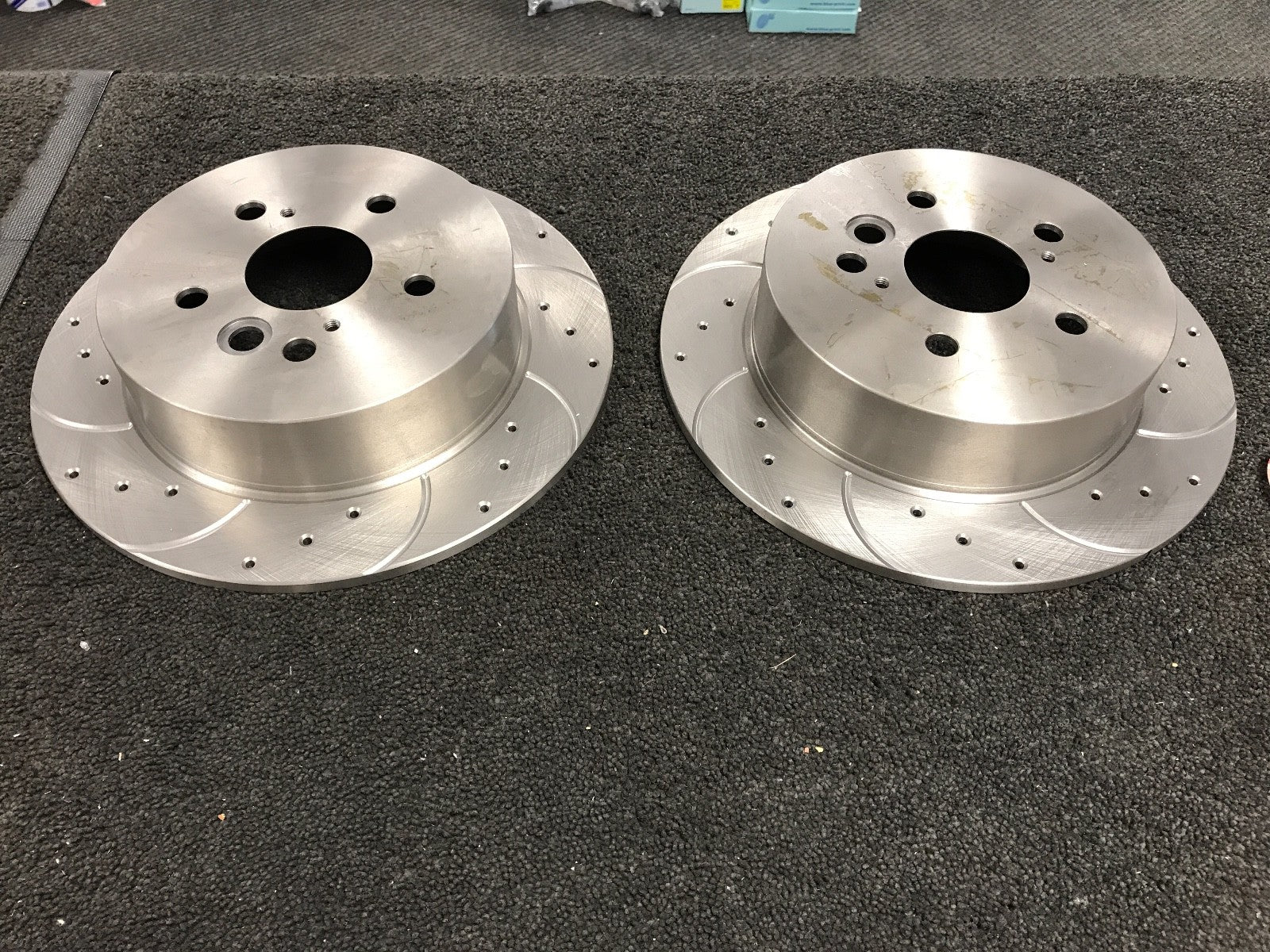 FOR TOYOTA RAV 4 1.8 2.0VVTI BRAKE DISC CROSS DRILLED GROOVED REAR