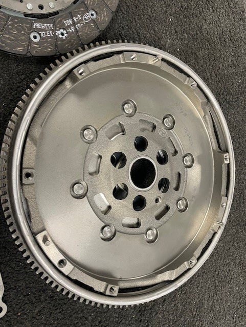 DUAL MASS FLYWHEEL CLUTCH KIT VW CADDY  MK3 1.9TD 2008-11  02A141165A 02A141165B