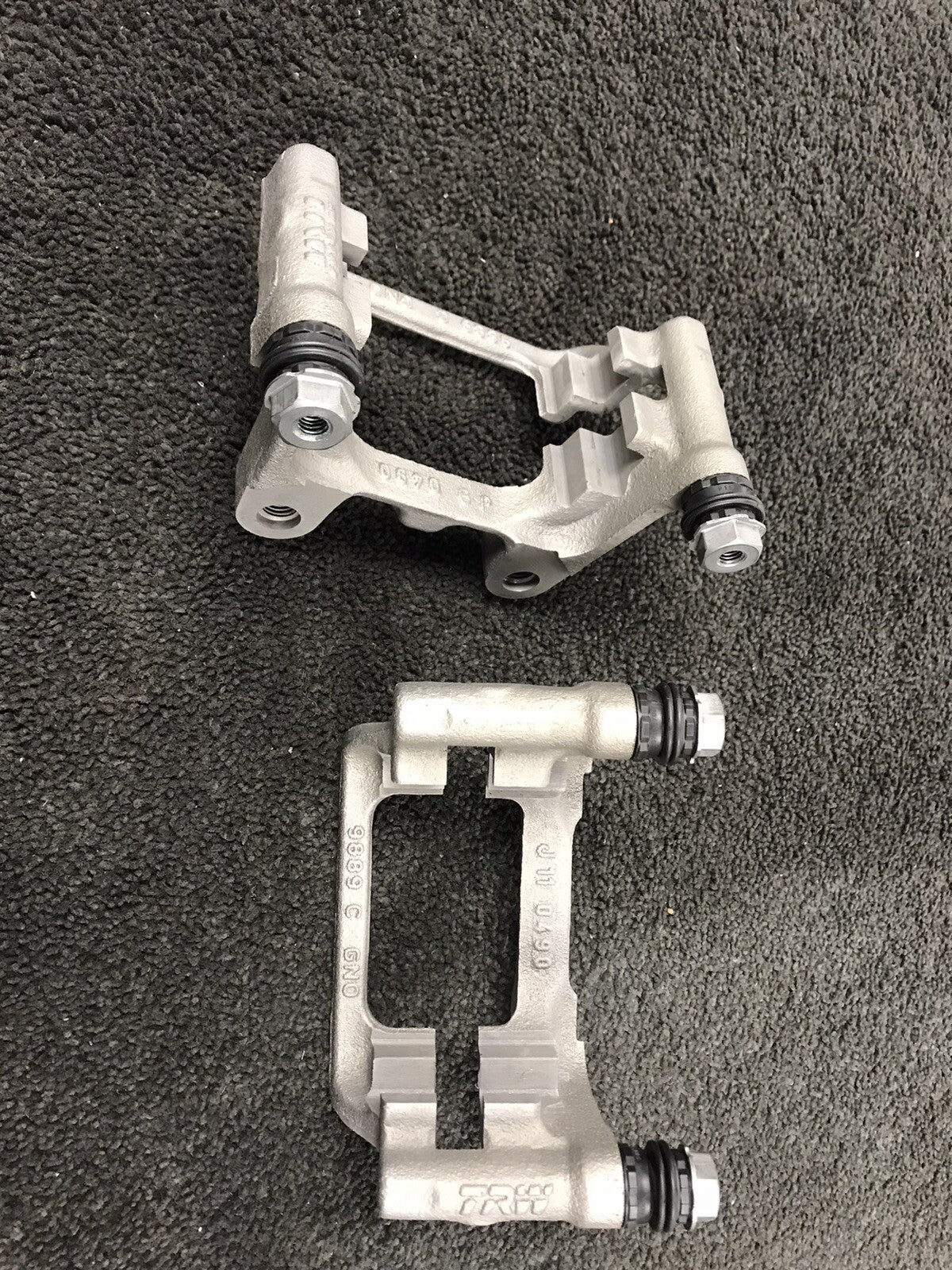 2 GENUINE VW REAR BRAKE CALIPER CARRIER BRACKET VW CADDY MK3 4 2.0TDI CUUD/DFSD