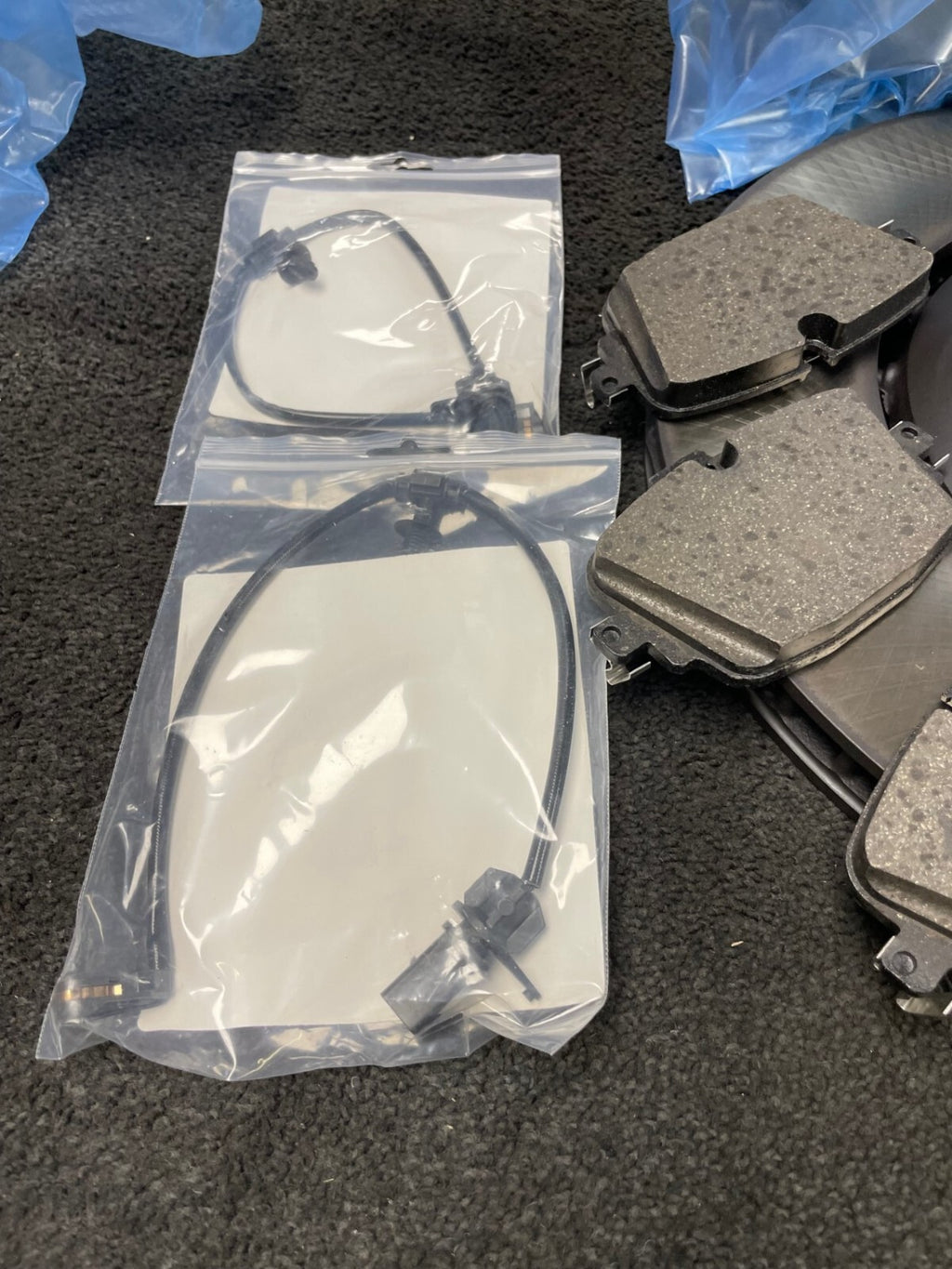 2 BRAND NEW BENTLEY BENTAYGA REAR BRAKE DISC BRAKE PADS 4M0615601N