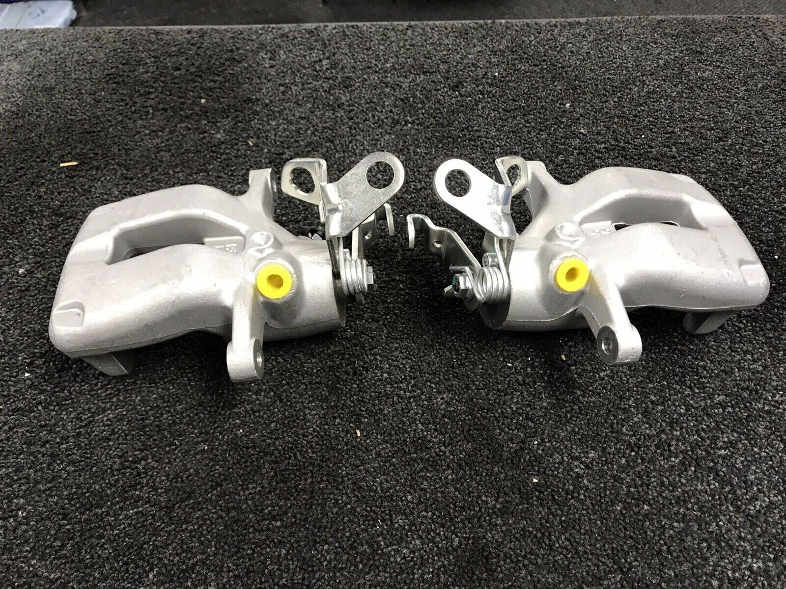 2 REAR BRAKE CALIPERS LH + RH VW GOLF R MK6 MANUAL HANDBRAKE 310MM DISC