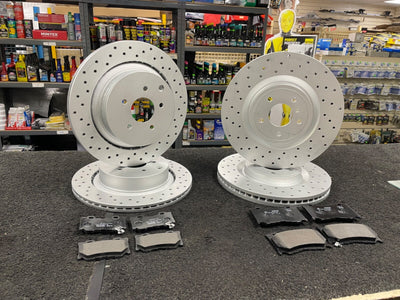 FOR NISSAN INFINITI FX50  CROSS DRILLED BRAKE DISCS WITH PADS FRONT REAR