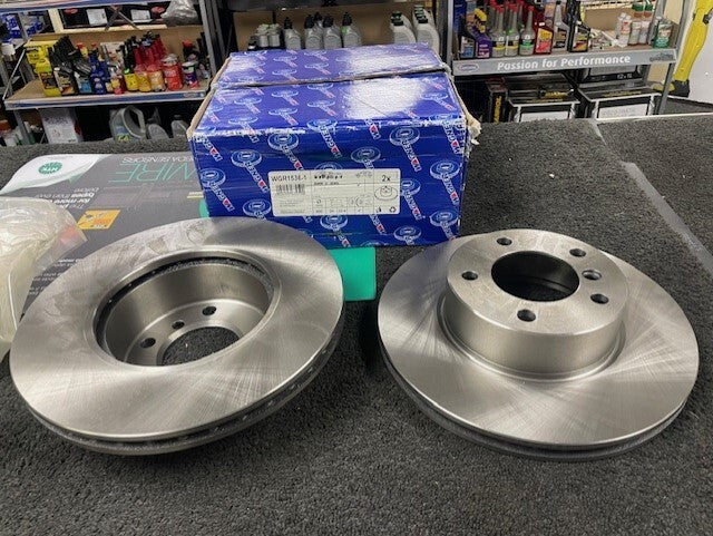 FRONT BRAKE DISCS PAIR PADS AND WIRE BMW 1 3 Series 300MM