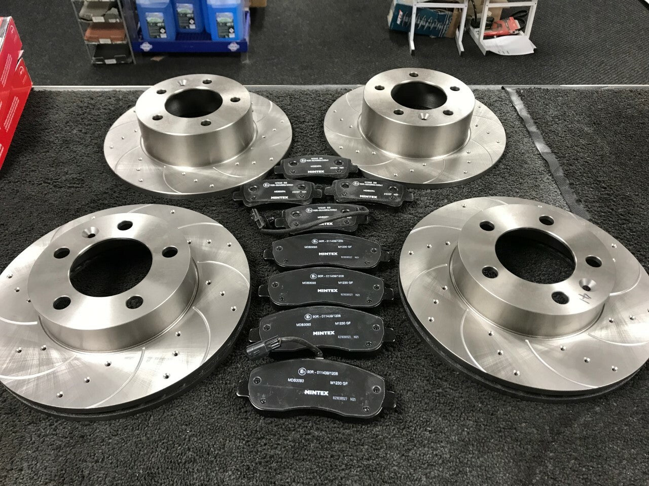 VAUXHALL MOVANO CDTi 2010ON DRILLED GROOVED BRAKE DISC BRAKE PAD FRONT REAR