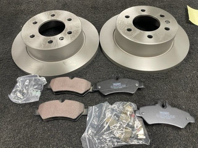 FOR SPRINTER VW CRAFTER 2013 ON REAR BRAKE DISC REAR BRAKE PAD + SENSORS